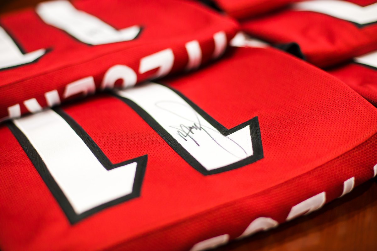 ArizonaCoyotes's tweet photo. RT to enter to win a signed @LarryFitzgerald #Yotes jersey!
Must follow to be eligible! #FitzNight #sweepstakes https://t.co/II03LfRCPZ