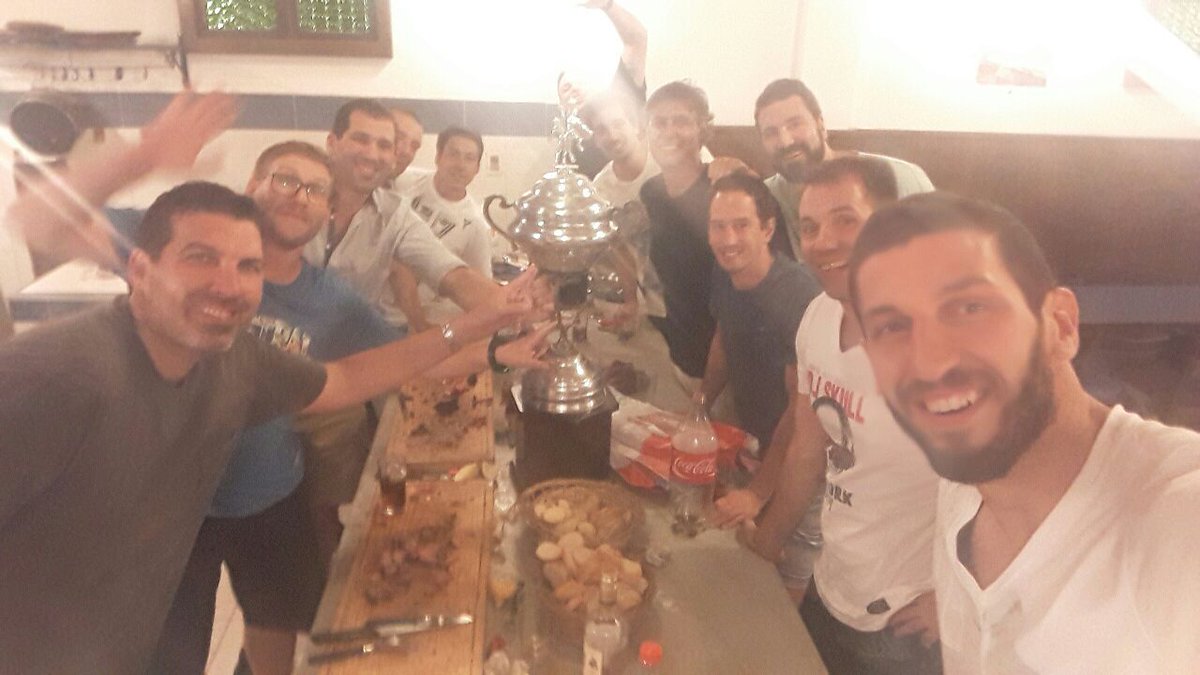 ClubMalvin's tweet photo. Después de 69 años llegó la primera copa a la Avenida Legrand!!! EQUIPAZO!!! https://t.co/Y4W2GTu5e7