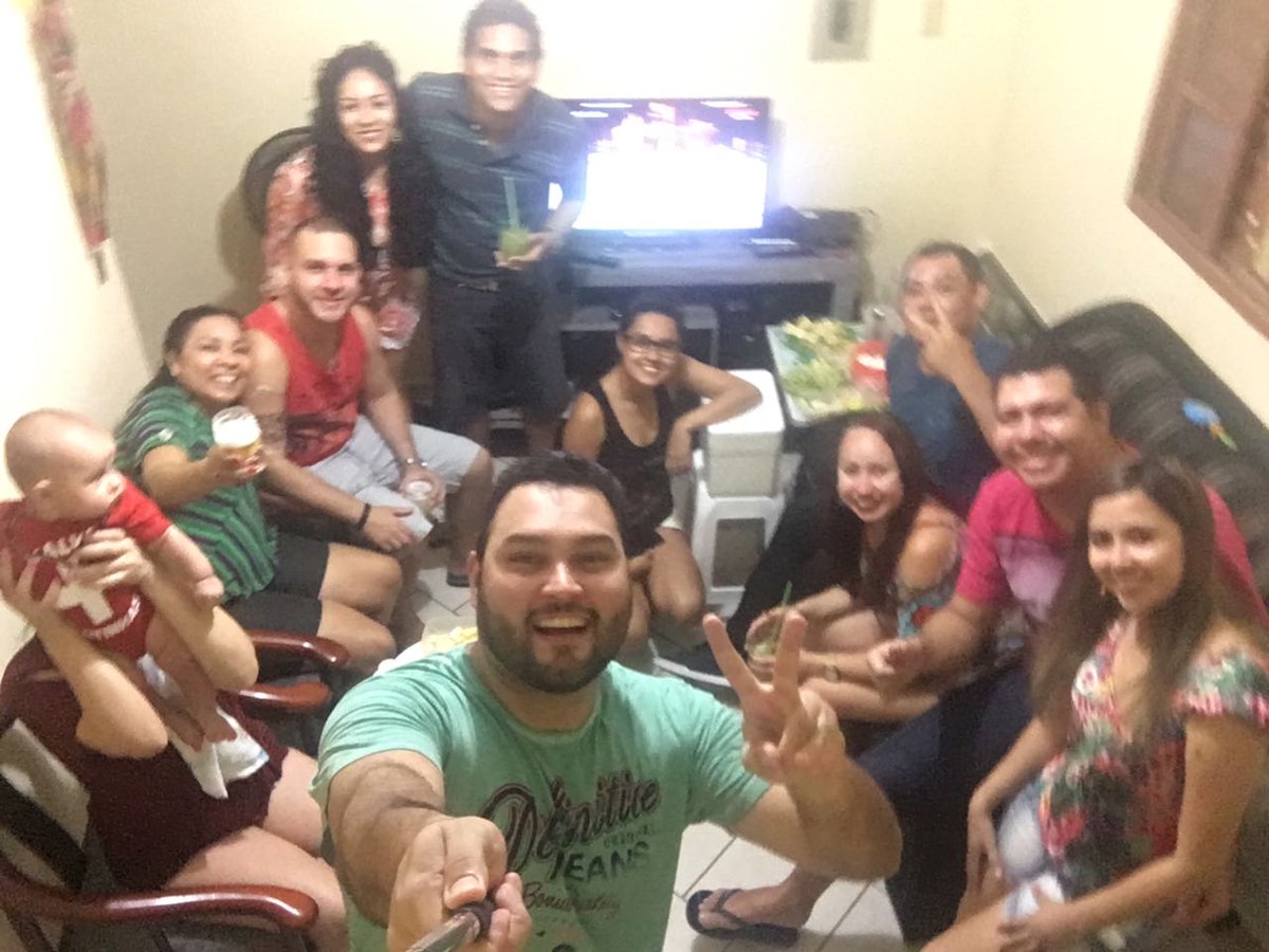 RafaelyTomaz's tweet photo. Amigos reunidos assistindo #SpiderNoCombate @canalCombate https://t.co/Bmf1GQkz9Z