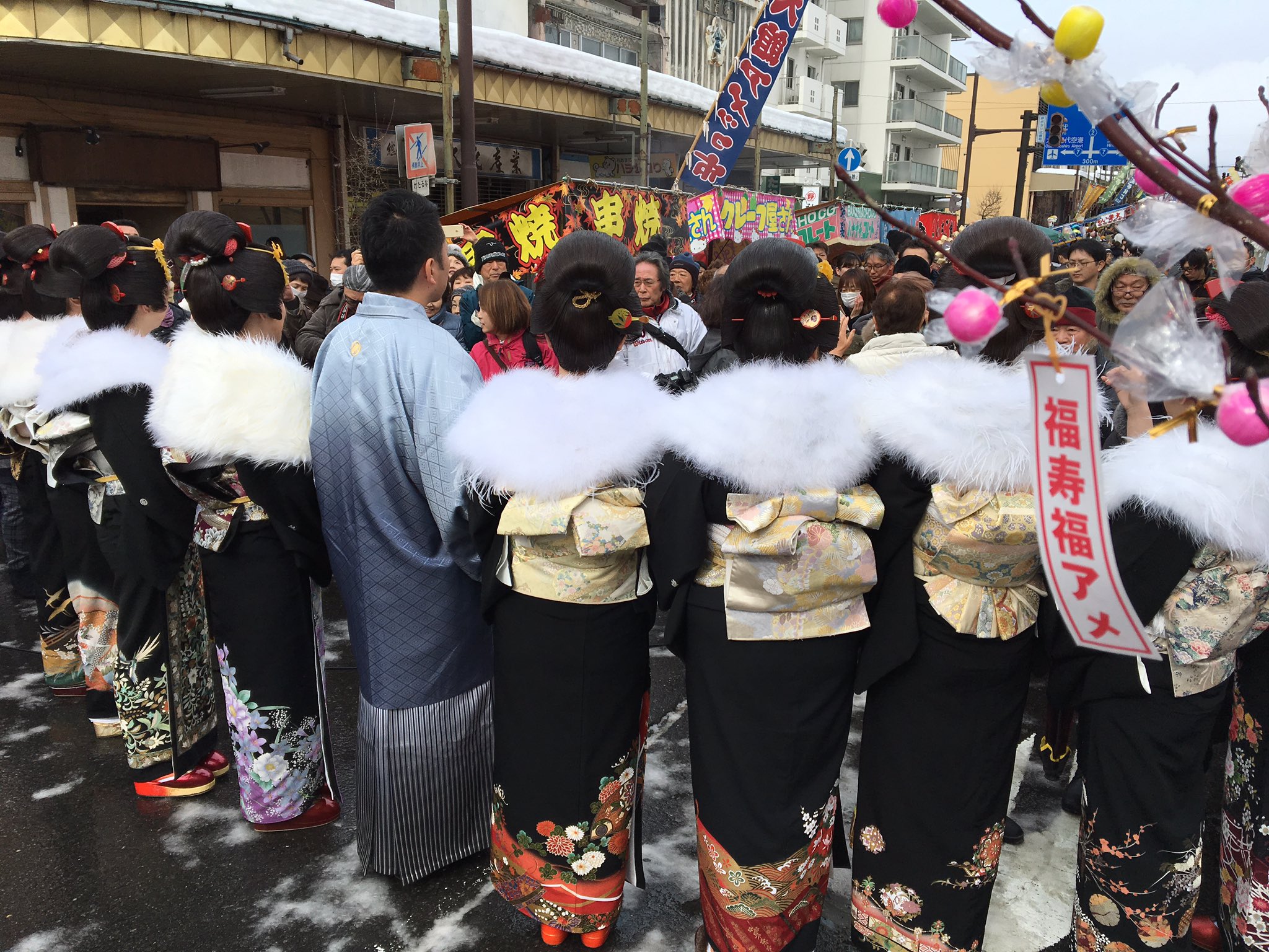 大館商工会議所 大館アメッコ市 12 05 丸髷行列が始まります 大館市 枝アメ アメッコ市