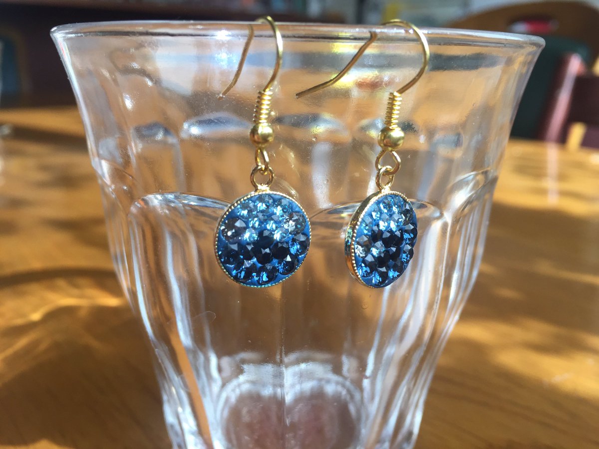 nouer_k's tweet photo. #gluedeco #handmade #myfirstwork #pierce #handmadeaccesary #swalovski #手作り #グルーデコ #手作りアクセサリー #スワロフスキー #手作りピアス #初挑戦 
初めてのグルーデコ作品をピアスに加工。 https://t.co/223DeKh3Hj