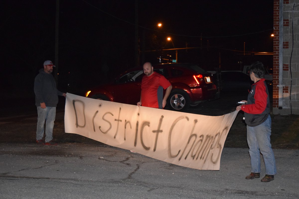 schsstories's tweet photo. #schsmo District Wrestling Champs welcomed home by a couple dozen #stcr13 well-wishers! Way to go! #headingtostate #bulldogpride https://t.co/iAjTZvJEUX