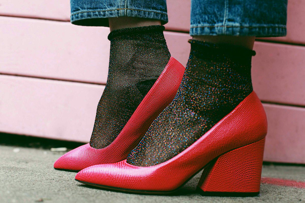 ItsAlisaV's tweet photo. Reposting @collagepop:
Friday = Party like it's 1989 🌈💗 I'm loving the  socks and pumps look #shoestagram #sockme #pinkobsession #ootd https://t.co/h5uhusYHVW