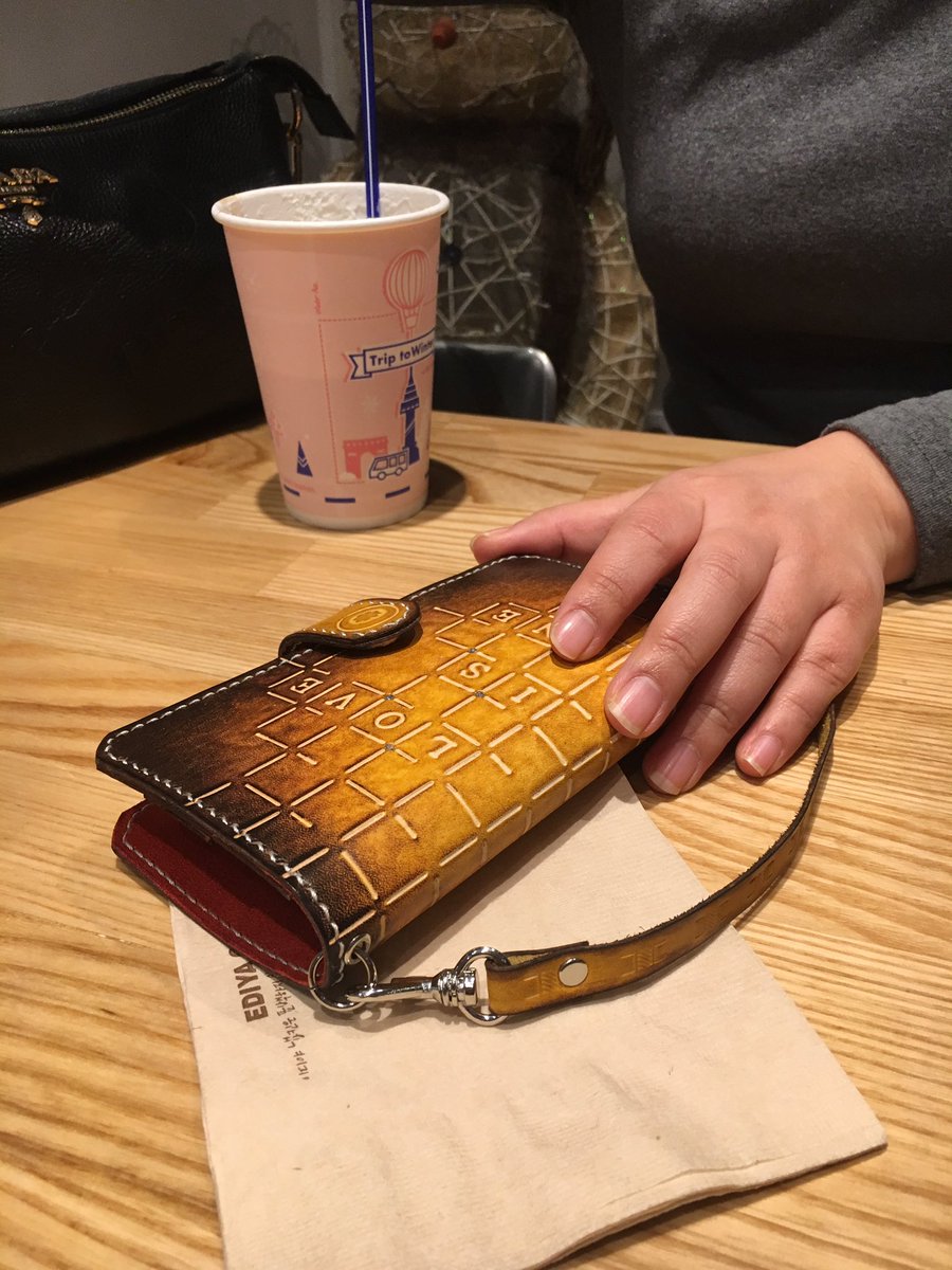 손안에 있을 때 더 이뻐보이는 옐로우골드 #핸드폰가죽케이스 #핸드메이드가죽 #수제가죽케이스 #선물추천