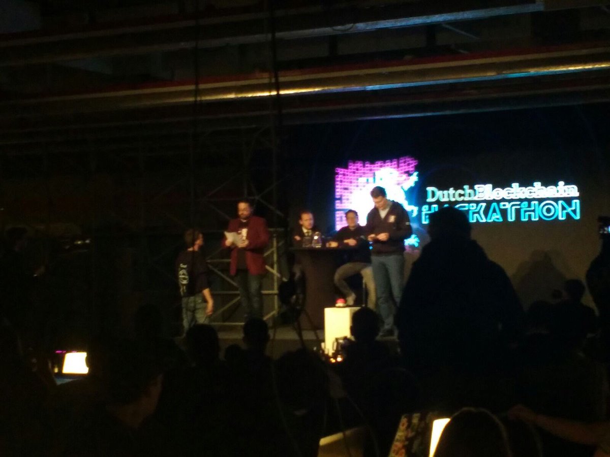 PeterHutten's tweet image. De @Ideeenjagers @VanWijnenGroep doen dit weekend mee met #greengrid aan Dutch Blockchain Hackaton @GemeenteGR #dbh17