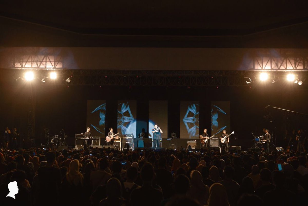 musiktulus's tweet photo. TULUS kemarin malam di Megahits 2017 SMAN 1 Batu Malang.

Terima kasih untuk antusiasme kalian @temantulus!

#DokumentasiTULUS https://t.co/xLo9DyecCS