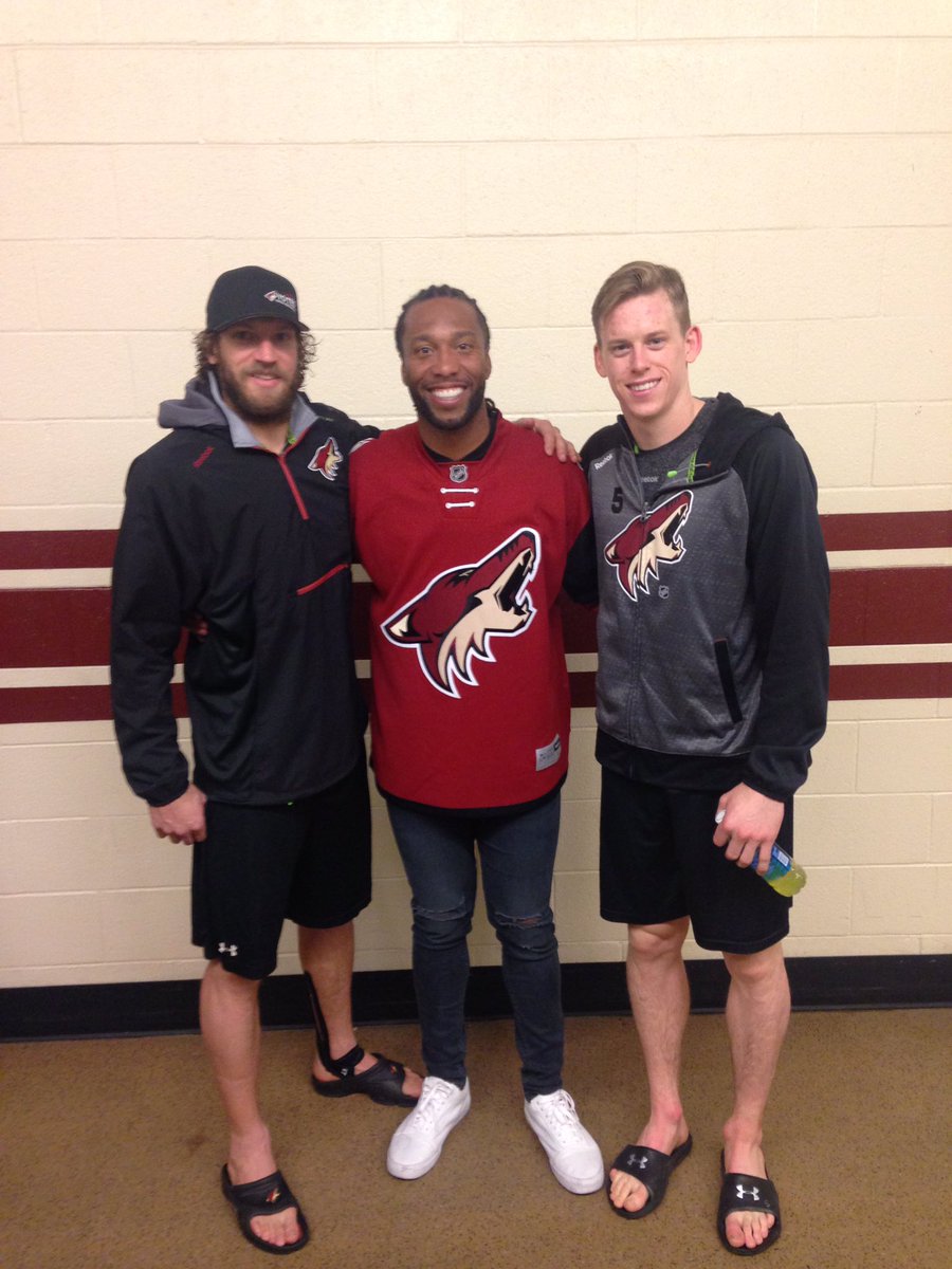ArizonaCoyotes's tweet photo. Come back soon @LarryFitzgerald! #FitzNight https://t.co/N81iM8P35k