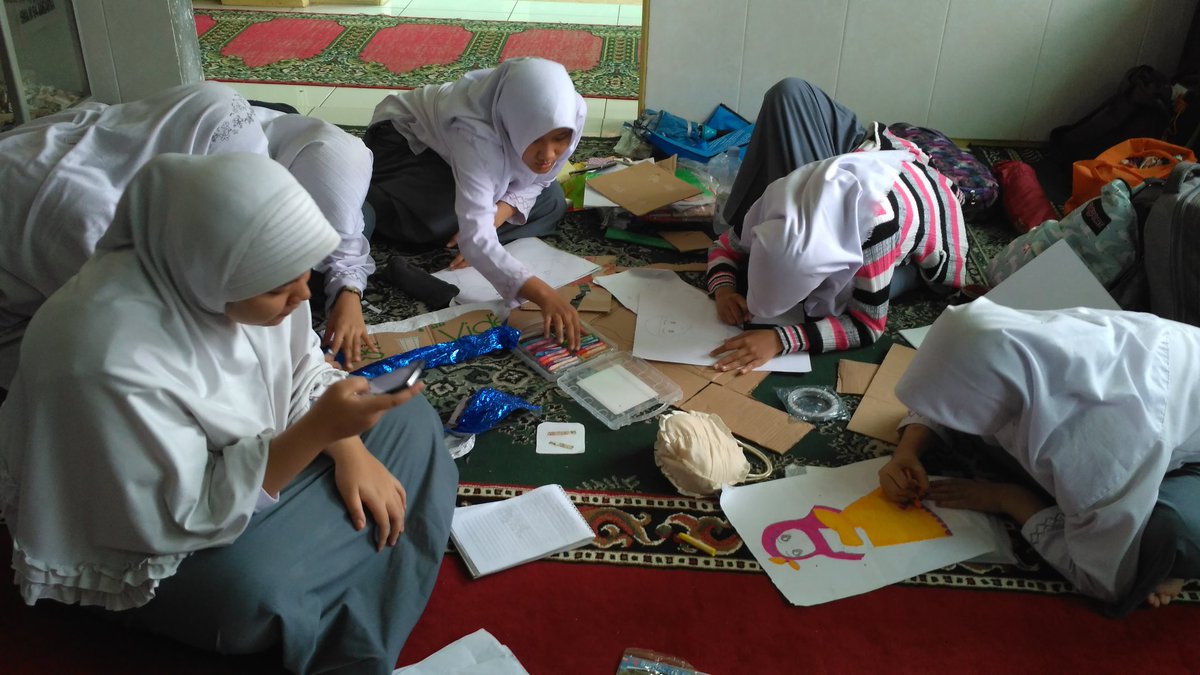 rohissman64's tweet photo. Persiapan untuk lomba mading di @RemasNJ walaupun belum menang tetapi tetap semangat ukhti,  masih ada lomba lomba berikutnya kok 😊 https://t.co/AIVe84uwm8