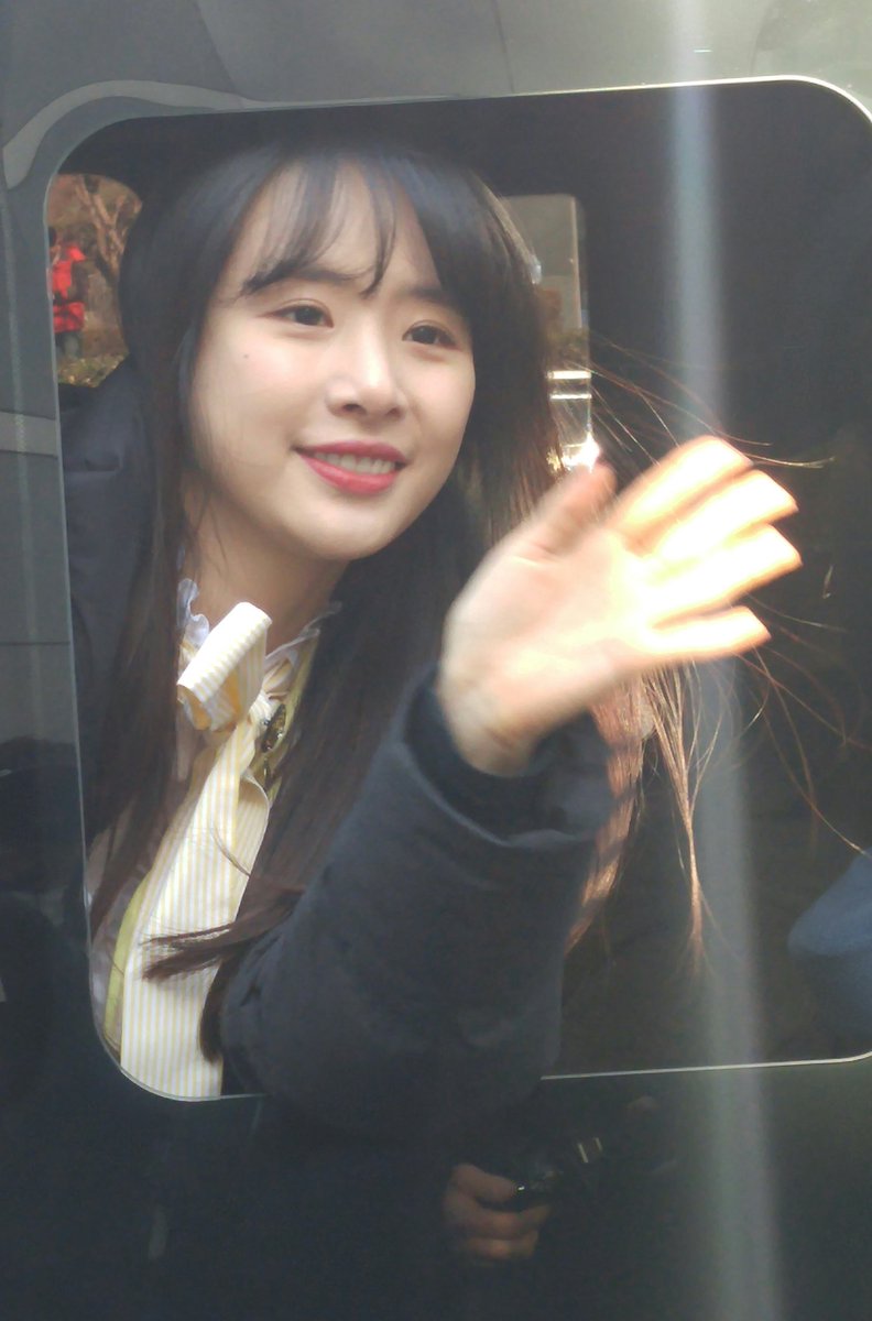 01260715com's tweet photo. 170212 인기가요 우주소녀 퇴근 @WJSN_Cosmic  가면서 몇 번을 열어주었던.... https://t.co/tEGXMc7ap0