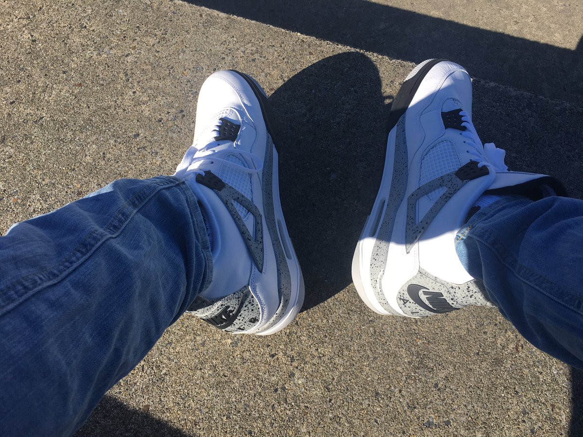 savyyzyjumpman8's tweet photo. 事前に飽きて海に来た🏖
#airjordan4
#sement
#AJ4 https://t.co/uhMGa52tBY