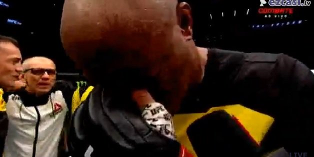HTE__Sports's tweet photo. Anderson Silva muito emocionado após vencer. Ele volta a triunfar no UFC após quase 4 anos. #UFC208 #VaiSpider https://t.co/6vQWO3BQ6w