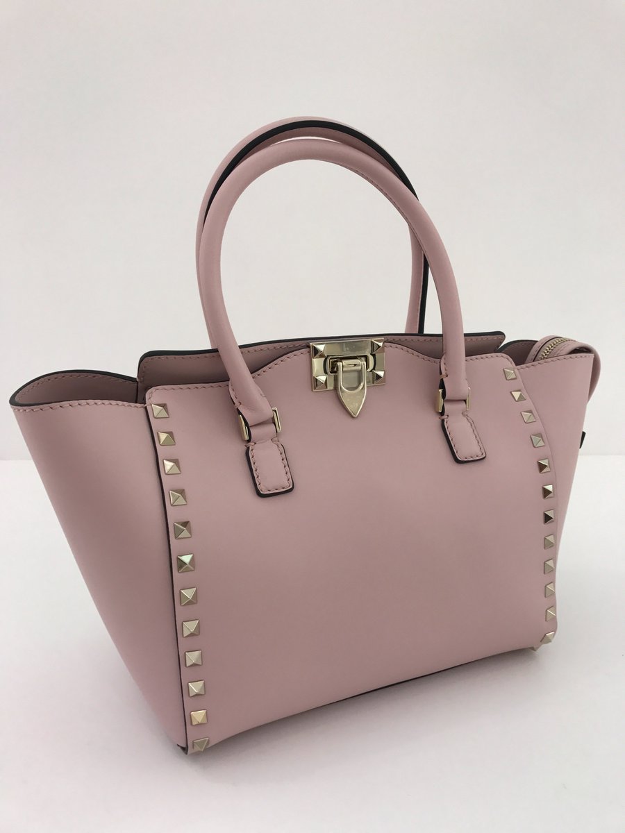 double_sakae's tweet photo. VALENTINO 【 ROCKSTUD】¥228,960 ➡︎ ¥171,100
ロックテイストでありながら、エレガントな仕上がりになっています。
https://t.co/JfWgeyQtsH
#doublesakae https://t.co/zACBgdytjM