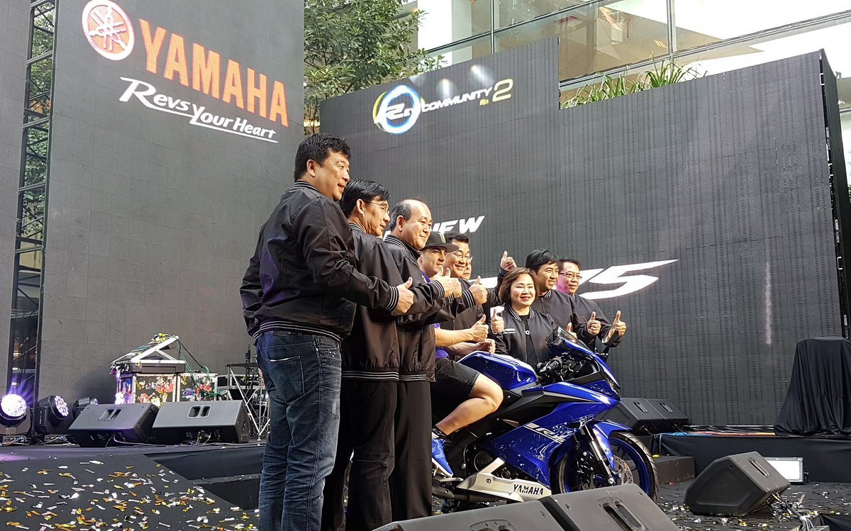 oomamm's tweet photo. MV25 with Thai Yamaha Team #MV25 #25gang #mvk #MovistarYamaha #MotoGP #2017startnow https://t.co/JrYyg4rPCf