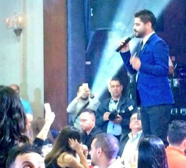 Rahaf_IB0's tweet photo. من حفلة لَ حفلة ومن بلد لَ بلد … عم تنشر جوّك الحلو وتعيّش الناس فرحة عيد الحب مع صوتك وفنّك ❤

@NassifZeytoun 
#ناصيف_زيتون_نجم_عيد_الحب https://t.co/n6Ms0gofmP