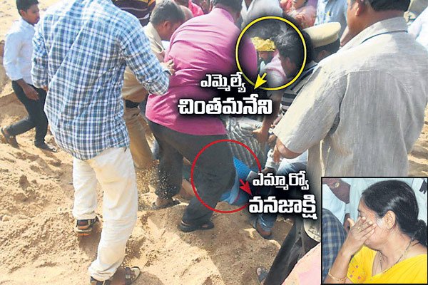 sakshinews's tweet image. #womenharassments #chandrababugovt #tdpleaders బాబు దుష్ట పాలన.. మహిళ రోదన
goo.gl/Ut2ZTw