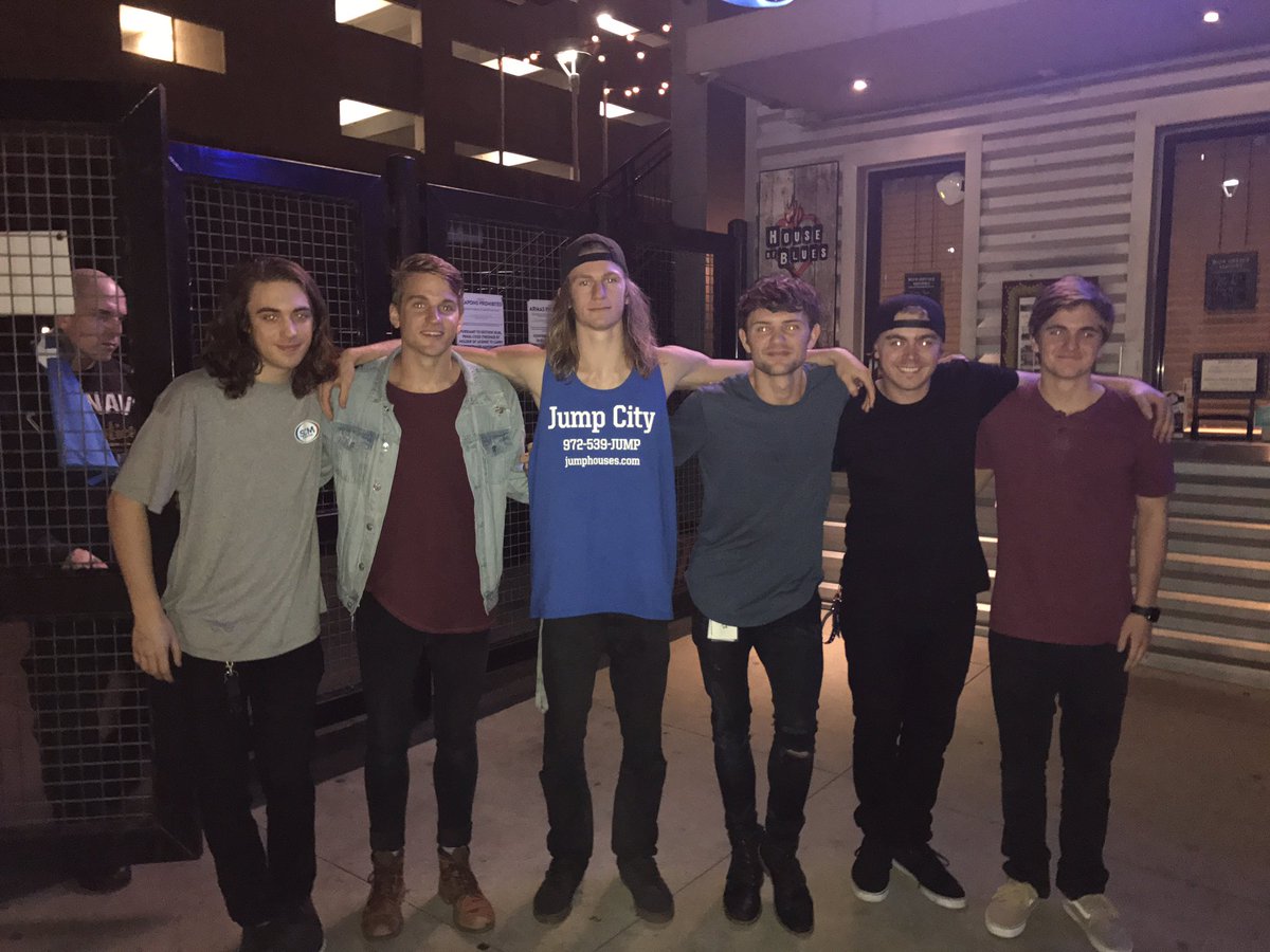 campuscrushxo's tweet photo. got to meet @vinyltheatre tonight. by far the coolest dudes https://t.co/kKMkiiMWpT