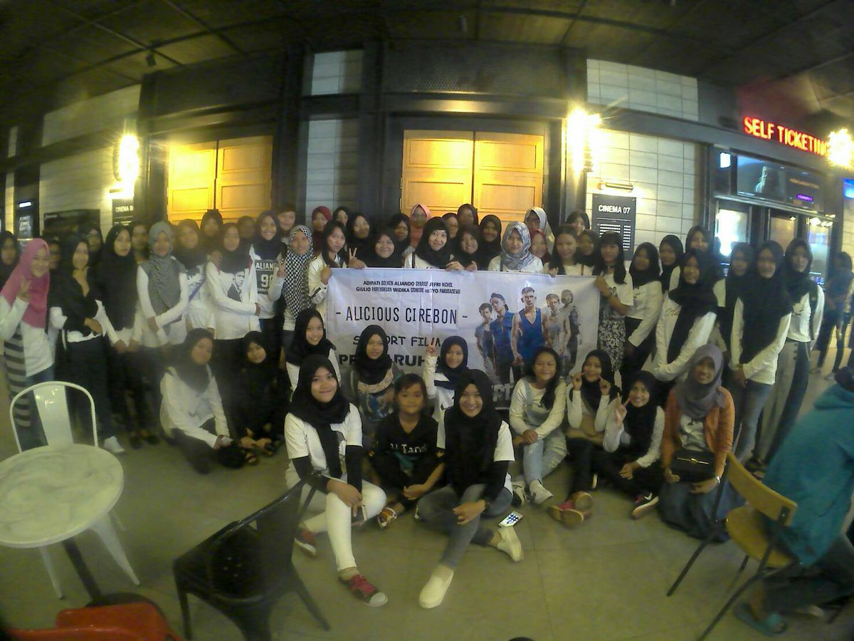AlcCirebon's tweet photo. Siap nonton bareng @pertaruhanfilm 🙌 nunggu jam 3😂😂 cc: @upirocks @krishtodamar https://t.co/rOCvaPc8Sd