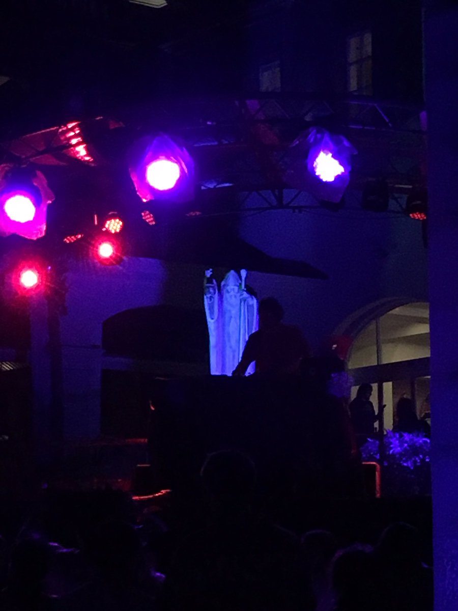 olson_elle's tweet photo. The worst DJ in the history of Mexico!! #justcallhimdjtrump #hiphopmusicmatters #avettsatthebeach @theavettbros https://t.co/Ny1e6uWsAg
