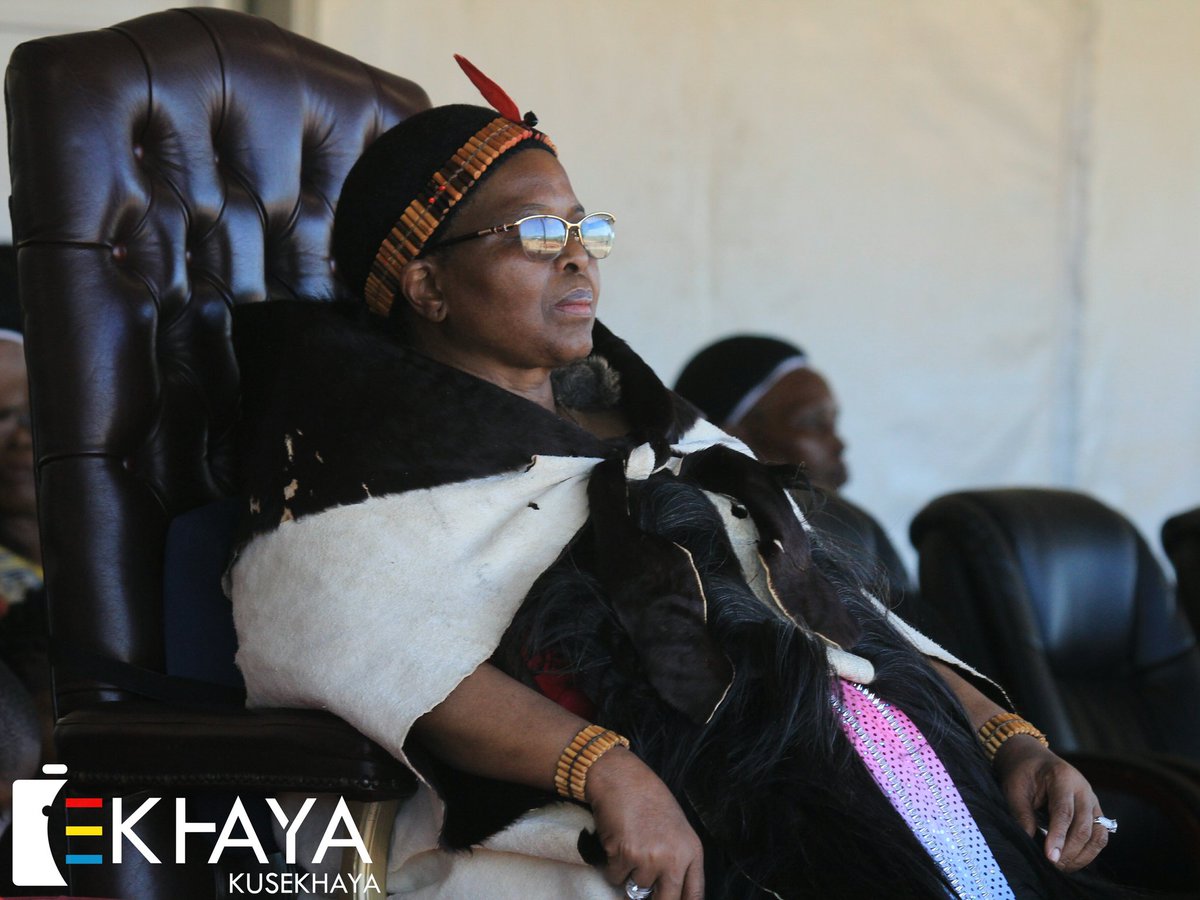 Ksekhaya's tweet photo. SWAZI CULTURE: It sure is a beautiful thing! Hlane is hosting the same in 2 weeks. #Swaziland #InsideAfrica #EverydayAfrica #BuganuCeremony https://t.co/010ihIywXG