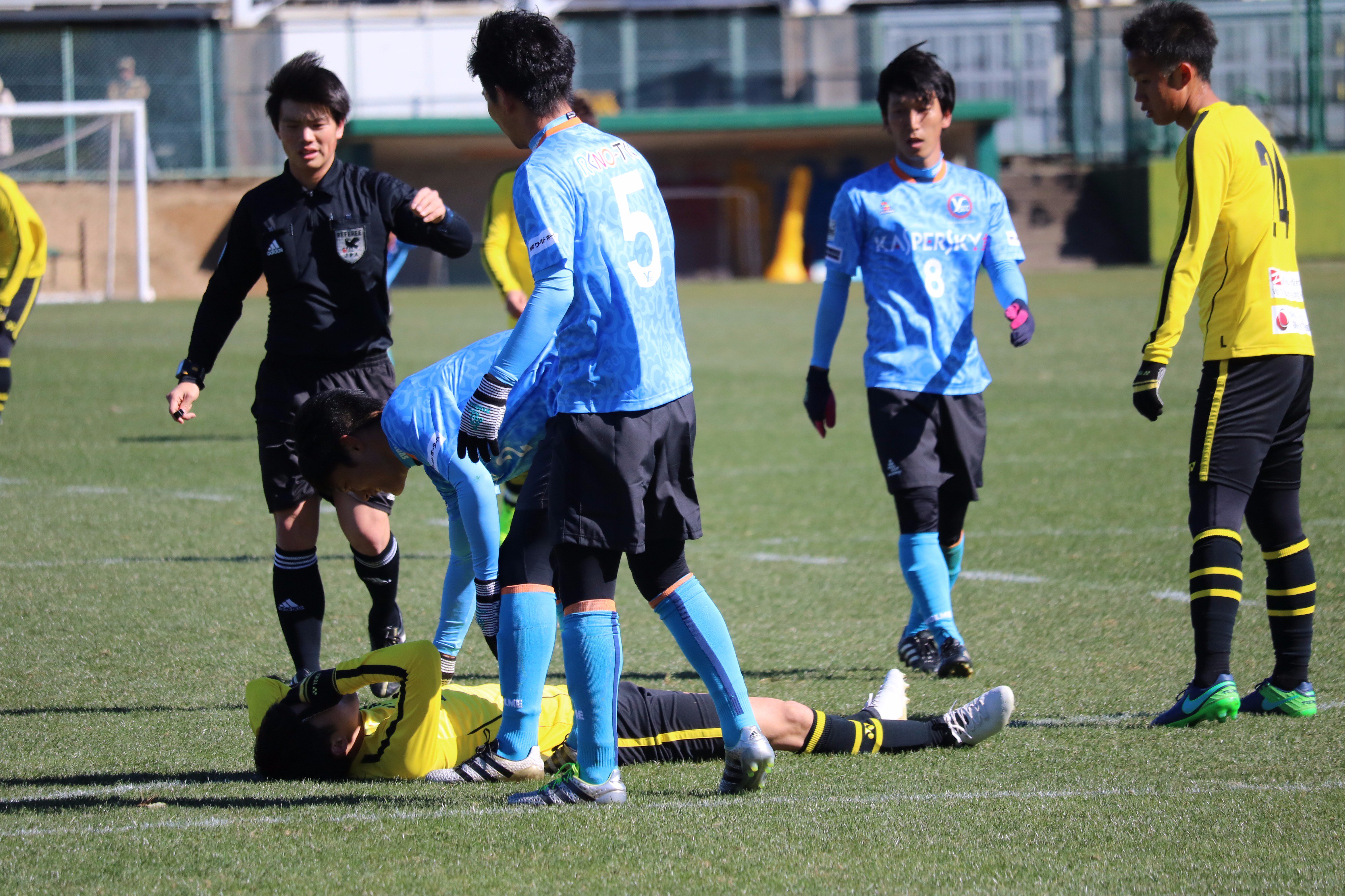 レイくん 柏レイソル 今日のtmvsy S C C 戦 痛んで倒れたタケが心配そうな背番号8ヤマちゃん このあと しっかり起こしてあげました 2人はレイソルu 18からの同期トップ昇格 やっぱりヤマちゃんの優しさは変わらずでした Reysol 武富孝介 山崎正登