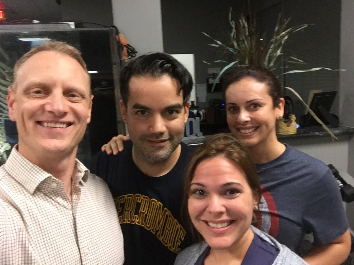 EPdrNate's tweet photo. Breaking down language barriers at DN-1 con los mejores PTs de Puerto Rico, aprendiendo manipulación de agujas #ObtengaPTprimero @ncolon07 https://t.co/U0sFdPAsbn