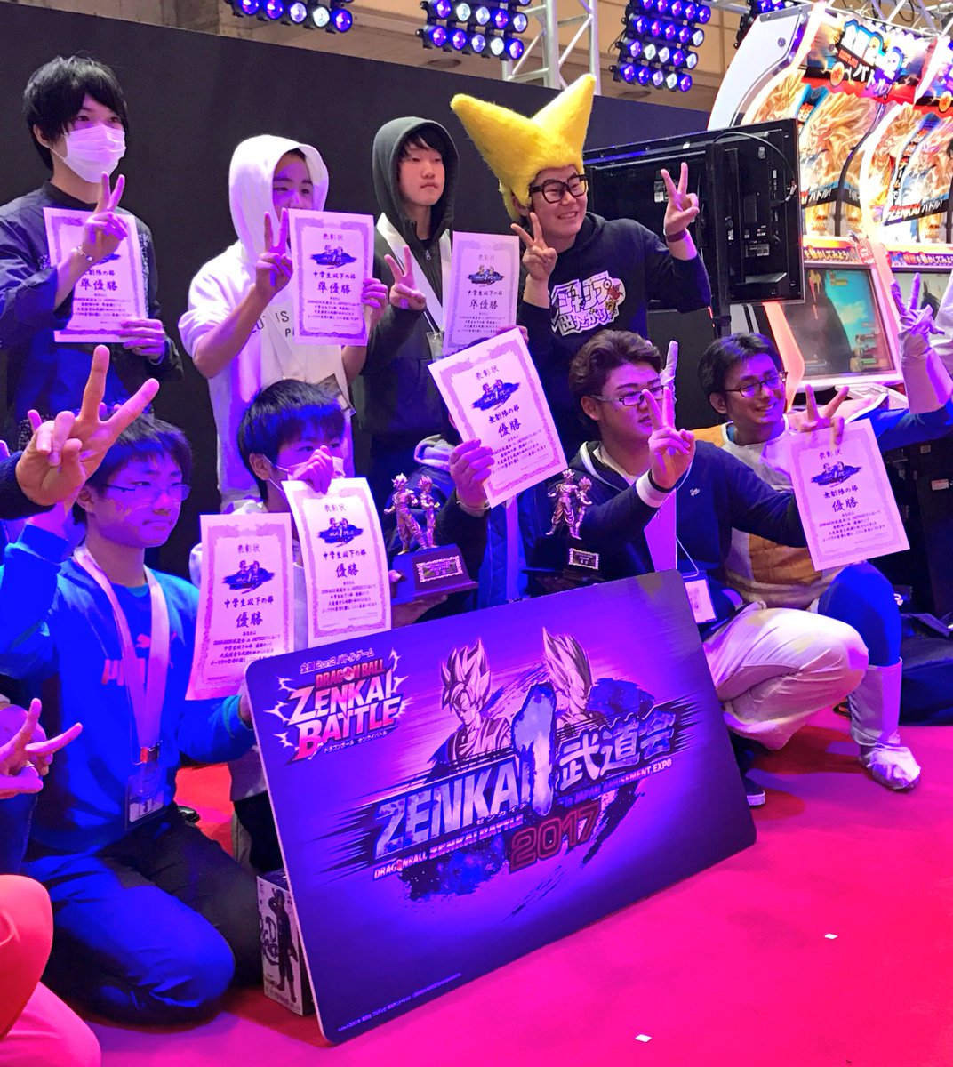 ｖジャンプ編集部 ゼンカイチ武道会終了いたしました ハイレベルで熱い闘いに圧倒 ビクトリーもちゃっかりエキシビジョンやらせてもらいましたが安定の惨敗笑 そして優勝者達と記念撮影 Dbzenkai Jaepo17 闘会議17