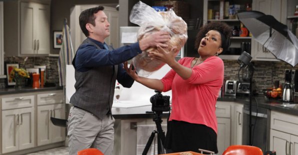 Did you know #TheOddCouple' <a href="/YNB/">yvette nicole brown</a> got her start as a singer? bit.ly/2kyFDsL