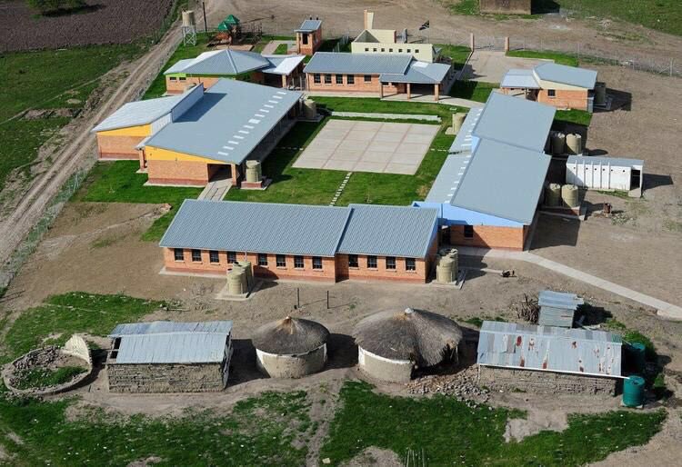EsethuOnDuty's tweet photo. The President Zuma administration built over 800 modern schools. Eradicating mud structures inherited from Verwoerd. Siyabonga 🇿🇦 https://t.co/AaCi2M3O7g