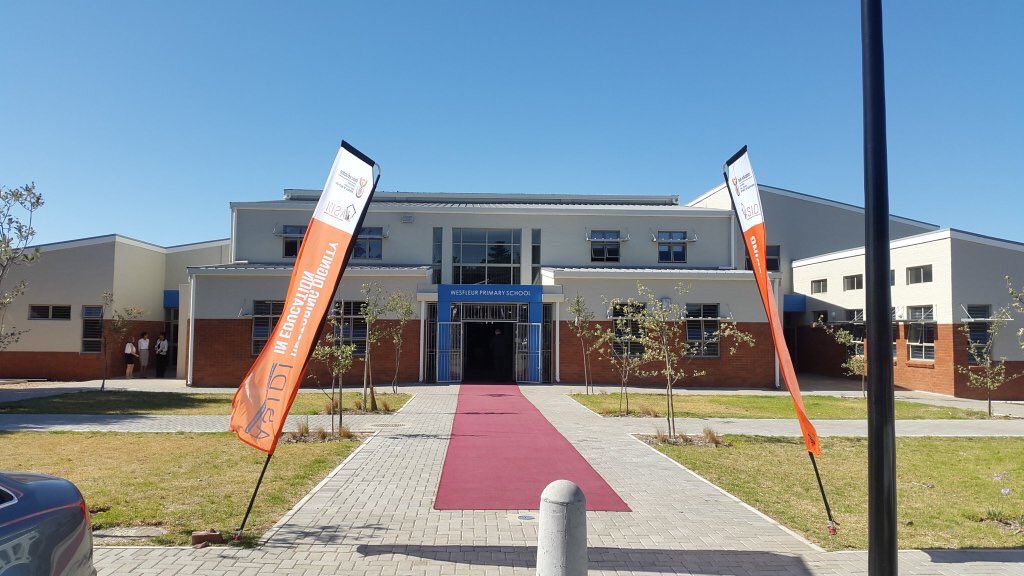 EsethuOnDuty's tweet photo. The President Zuma administration built over 800 modern schools. Eradicating mud structures inherited from Verwoerd. Siyabonga 🇿🇦 https://t.co/AaCi2M3O7g