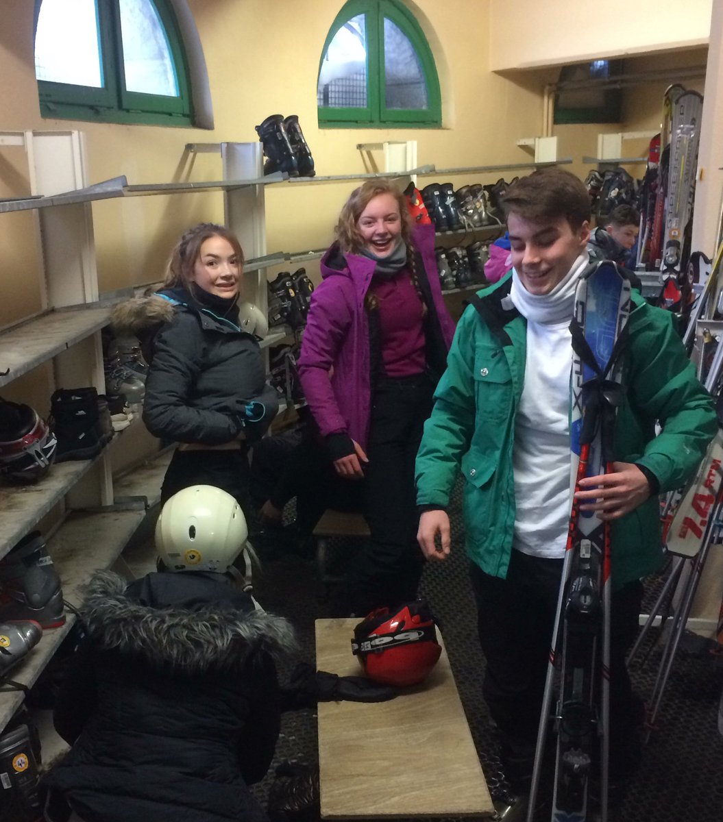 gabbot_SkiTrip's tweet photo. First Morning Boot Fit! #SirICantGetMyBootsOn #SkierProblems @321Ski https://t.co/tSWxzM3u8x