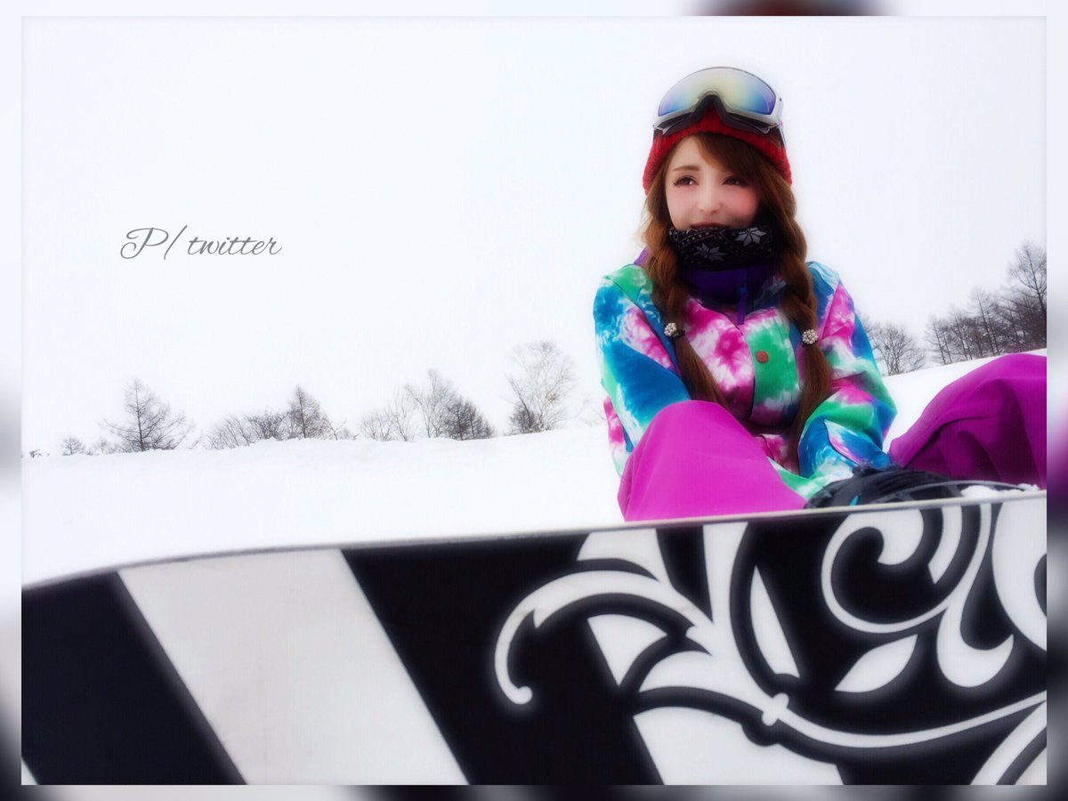ぴー 泊まりでスノボしてきた 1日目は雪も降ってなかったから バッチリメイクして 三つ編みなんかしちゃって 1 2枚目 2日目 吹雪で極寒の中 すっぴんで髪の毛しまって インナー３枚で着膨れ上等 戦隊ヒーローばりの戦闘体制で もはや性別も