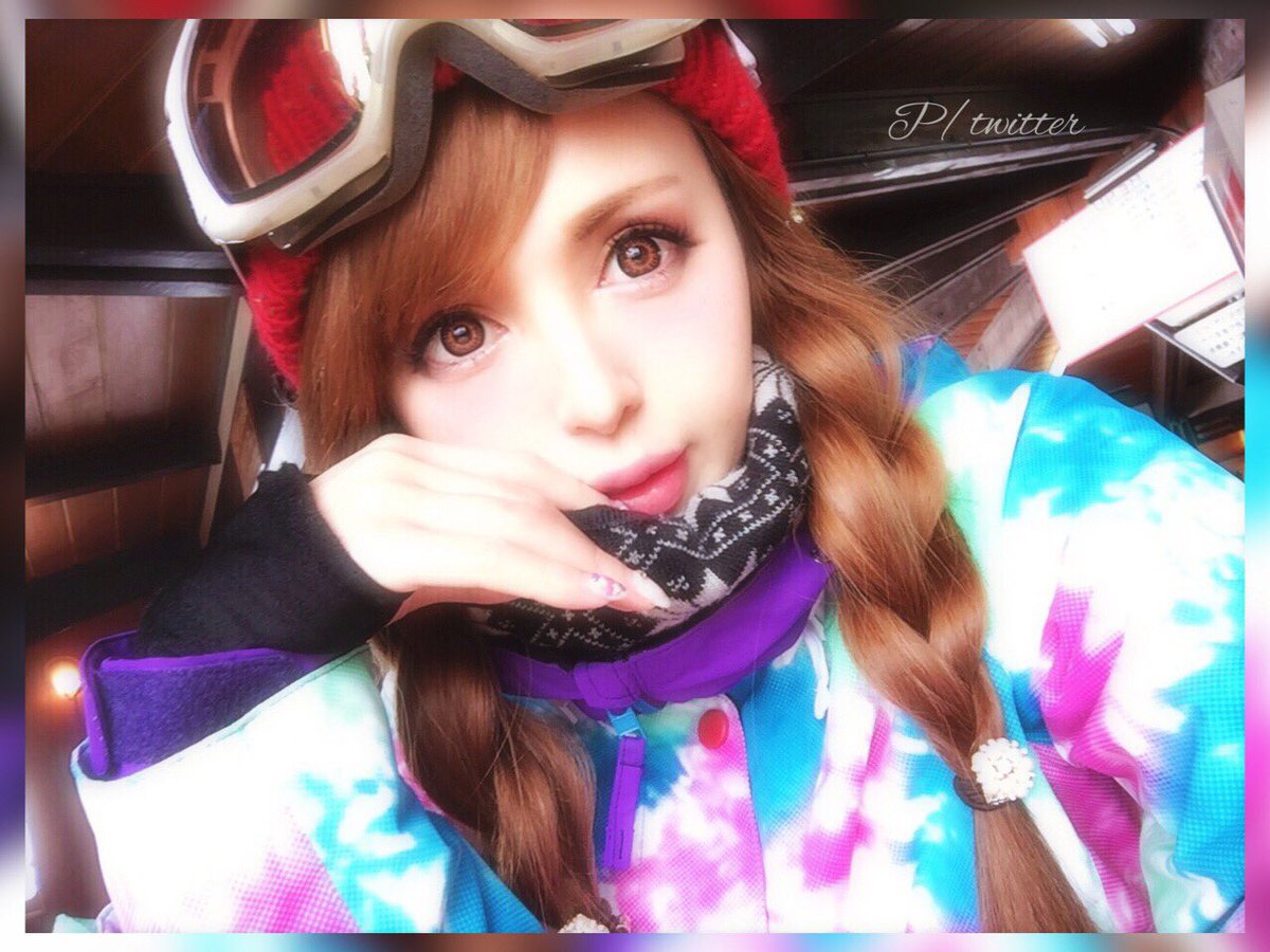ぴー V Twitter 泊まりでスノボしてきた 1日目は雪も降ってなかったから バッチリメイクして 三つ編みなんかしちゃって 1 2枚目 2日目 吹雪で極寒の中 すっぴんで髪の毛しまって インナー３枚で着膨れ上等 戦隊ヒーローばりの戦闘体制で もはや性別も