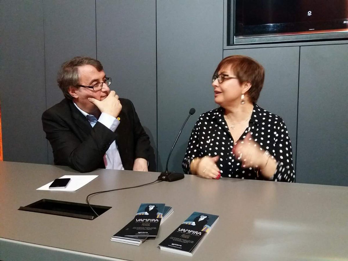 PutaiSanta's tweet photo. ✔#PereMayans: Amb l'aixoplug de @VilaWeb , magnífica i original presentació del llibre de @GemmaPasqual  #Vampira" https://t.co/50PCOg825r