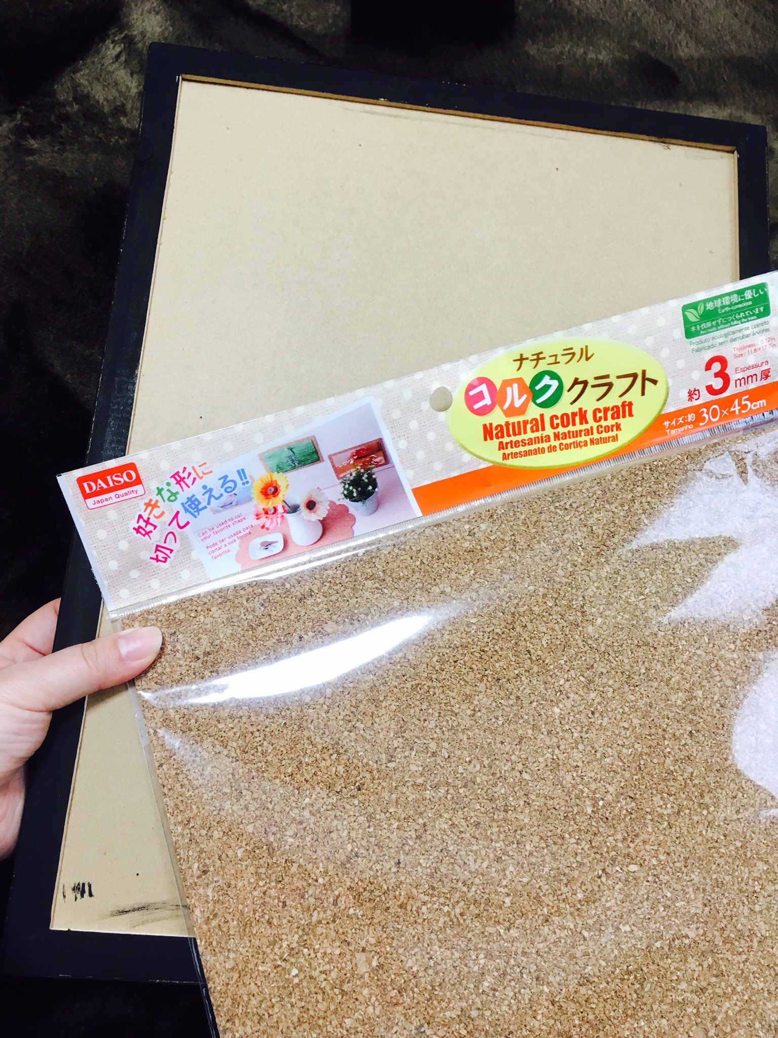 いちほ Ichiho Works 100均のコルクボードの最大の弱点は厚みがなくて針が貫通してしまうことです なのでコルククラフト シート を買って裏に貼り 厚みを足しました 塗ってない ウッドプッシュピンを買い足してつければ リバーシブルで使えるポスト