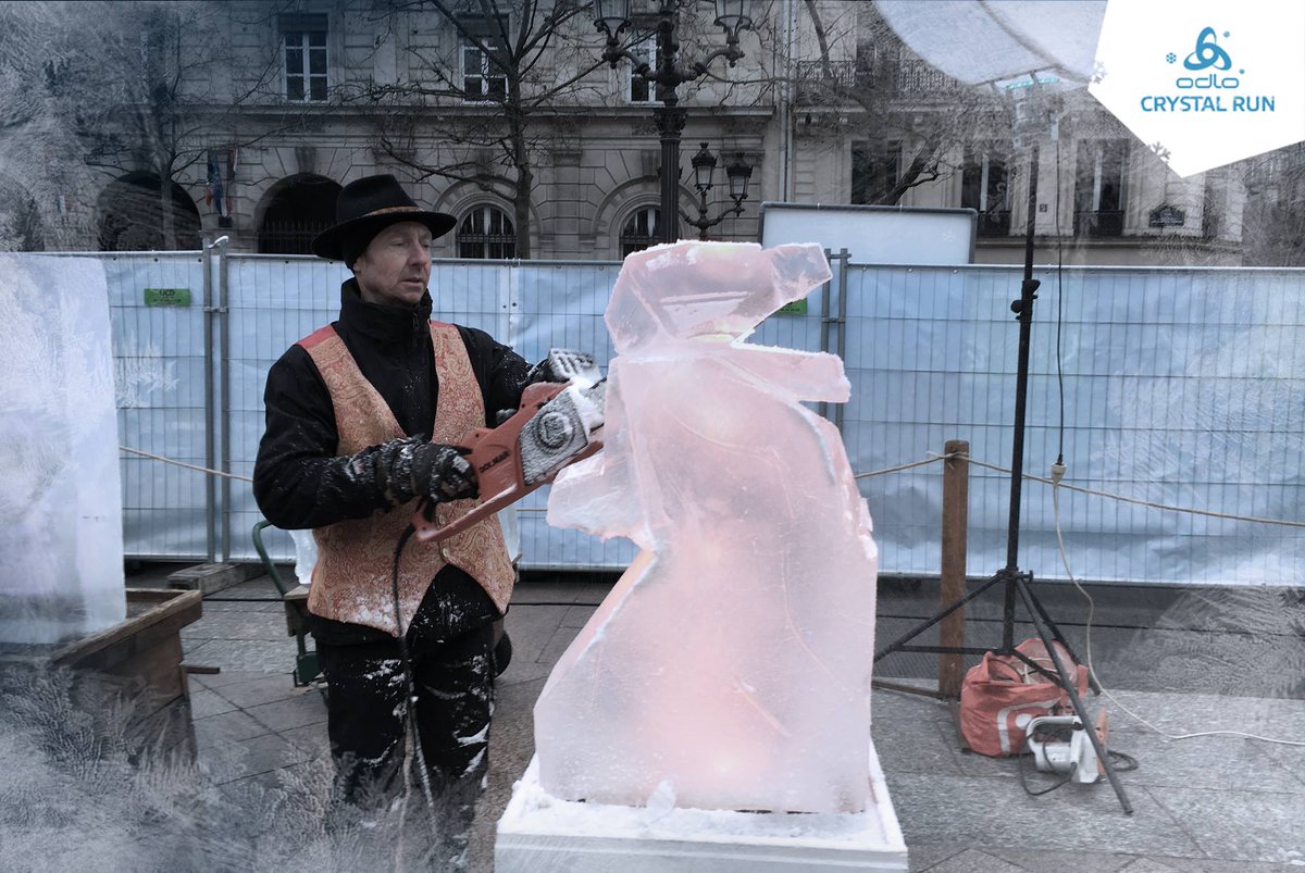 Ce que nous on n'arrive même pas à dessiner sur une feuille de papier, lui il le sculpte sur la glace. Trop facile ! 

#CrystalRun