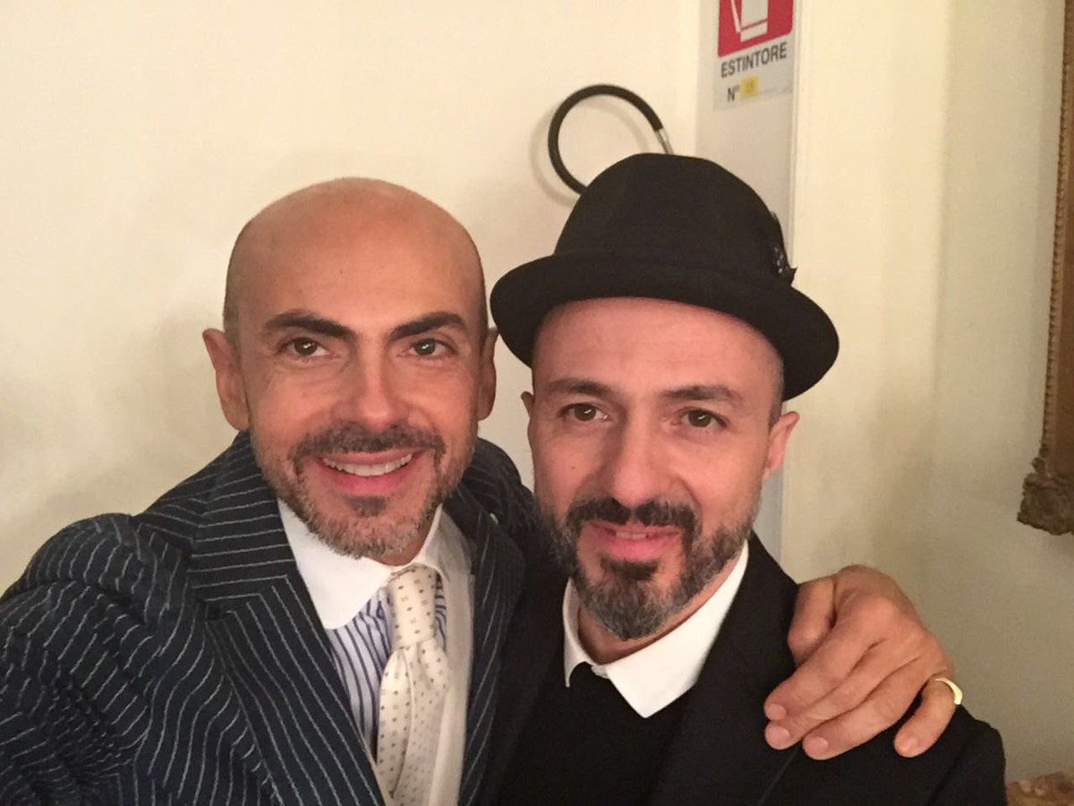 realtimetvit's tweet photo. Se lo toglierà mai il cappello @samuelofficial? 🎩 #RealTimeASanremo con @Enzo_Miccio #sanremo2017 https://t.co/VjTKFJhBq2