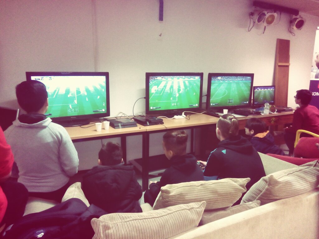Nu Alifa Jongerenwerk stedelijk  Fifa 2016 toernooi in jongerenkelder 't Ni-je Terphoes ism. Esport club Twente