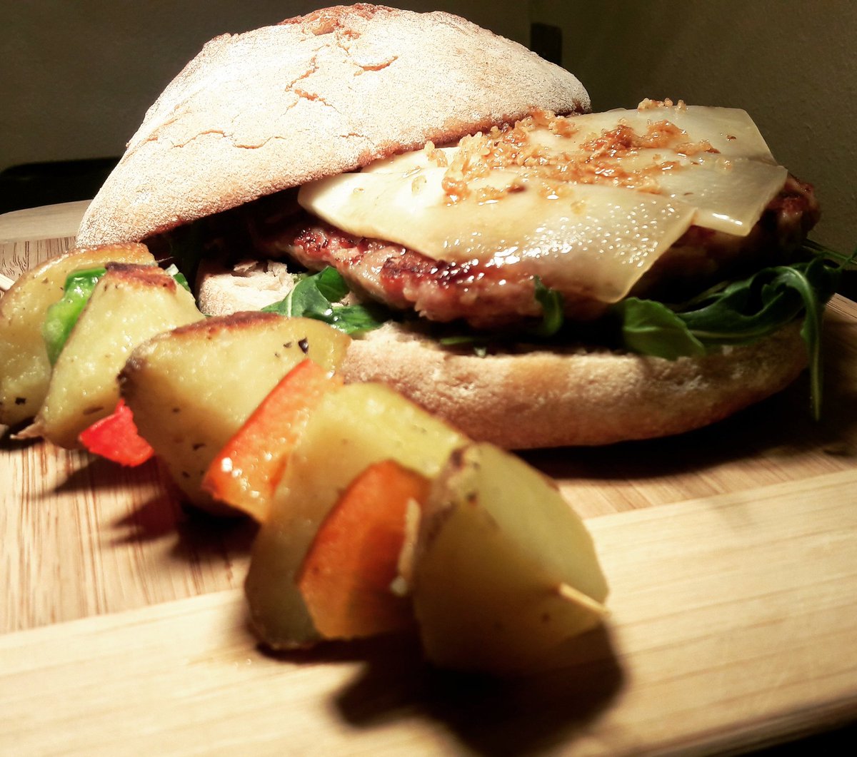 adm_gastrobar's tweet photo. #burguesiñahenriqueta burguesiña de año con moita personalidade #delicatesem #burguer #gourmet #goodfood #bestburguer #temosalgoespecial https://t.co/IVgwDFyAFO