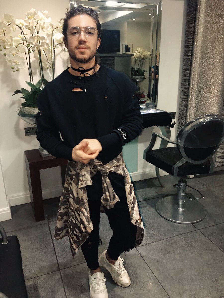 CPTheLabel's tweet image. @JamieBirmingham in our Back To The Basics Sweater 🌊
Available Distressed/Non 
👉🏽 Online at courtneypaul.co.uk/collections/ba…