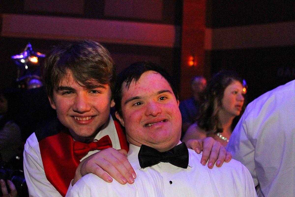 lauragators's tweet photo. #NightToShine https://t.co/MPEZ0uFgN5