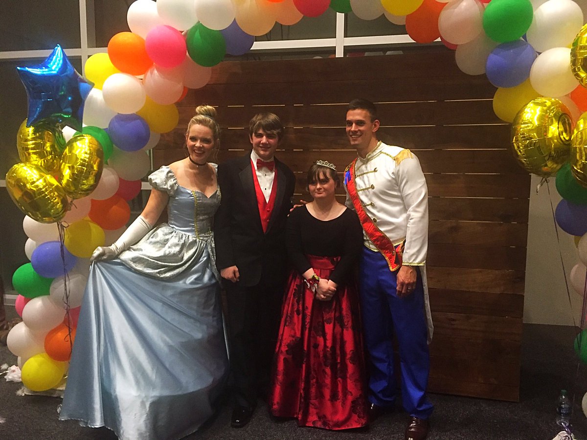 lauragators's tweet photo. #NightToShine https://t.co/MPEZ0uFgN5