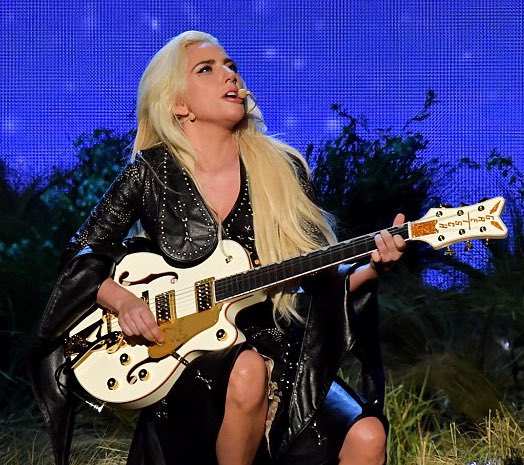 InfoGagaPy's tweet photo. La fotografía publicada por @KeshaRose en su Instagram, nos recuerda a la presentación de @ladygaga en los #AMAs2016 👀 https://t.co/mqrQ7m7wk9