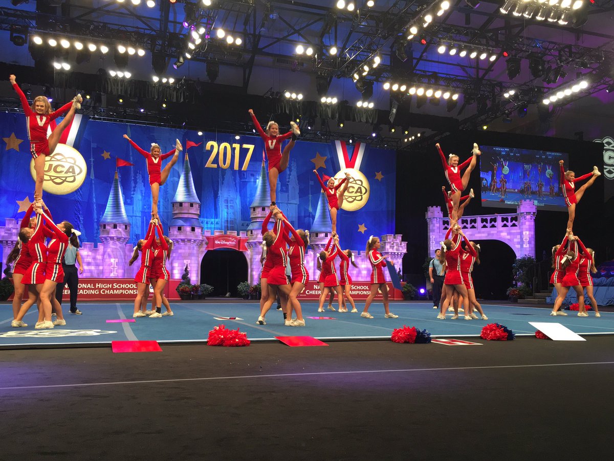 UCAupdates's tweet photo. Vestavia Hills DI Super Varsity maxed out the score sheet with beautiful full squad tumbling! #UCAnationals https://t.co/kS8IUqjFR2