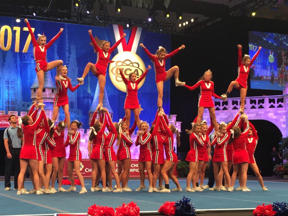 UCAupdates's tweet photo. Vestavia Hills DI Super Varsity maxed out the score sheet with beautiful full squad tumbling! #UCAnationals https://t.co/kS8IUqjFR2