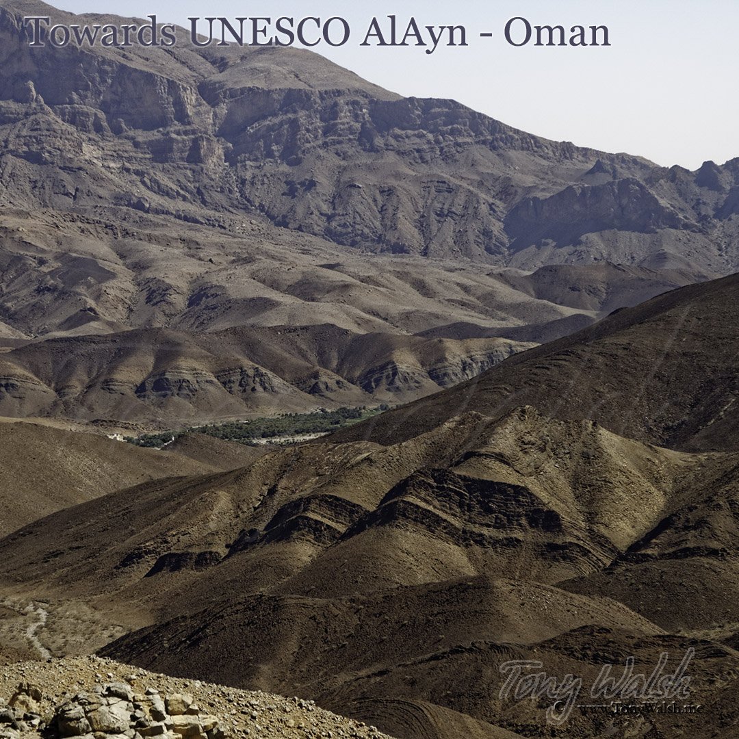 realTonyWalsh's tweet photo. @BradtGuides From #JabalMisht - In front of the #Oasis are the #UNESCO #Tombs #AlAyn page 196 #BradtGuidetoOman #TRLT https://t.co/0642uz9P6A