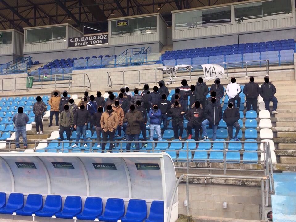 BadajozUltras's tweet photo. Presentes en el entrenamiento de ayer. Hoy, tanto en el campo como en la grada, solo queda una opción: "Dejarse el alma" https://t.co/PeZNh0Iglj