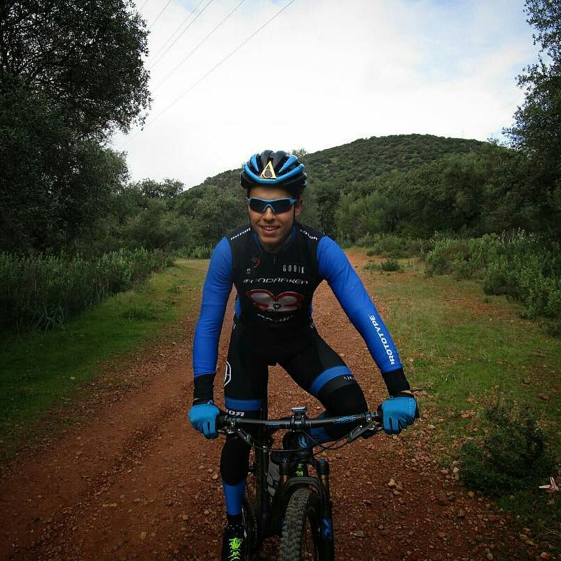 voicesportsco's tweet photo. Josep Durán @jduranreig listo para afrontar la etapa decisiva de la #vueltacordobabtt2017 ¡A por todas! #InverseBlue @PMRARacingTeam https://t.co/nkPIcXmcWo