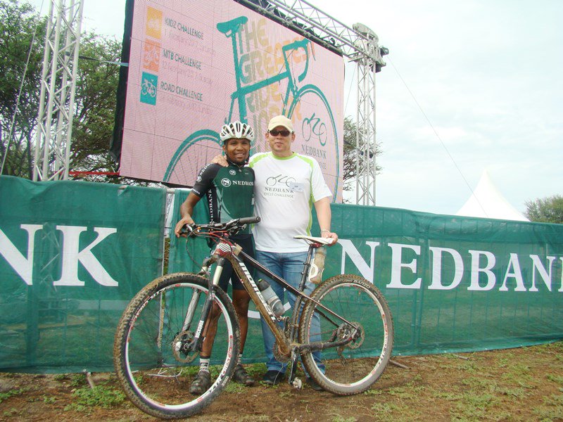 NedbankNam's tweet photo. @seibebraul is our 2017 Nedbank national marathon MTB champion, pictured here with @gernotdk https://t.co/jAAyS4Ent3