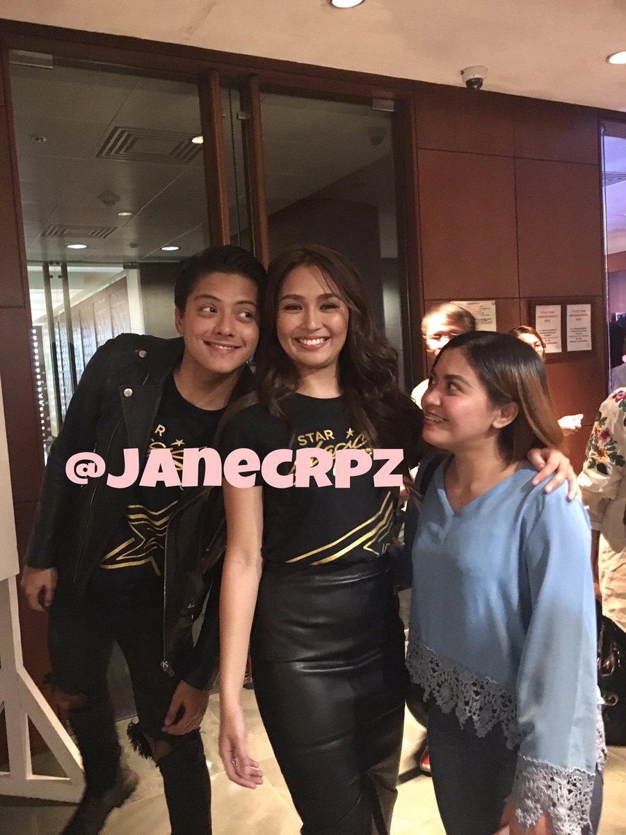janecrpz's tweet photo. Yung gusto mo solo pic kay kath pero bglang may super gwapong photobomber! Na-amaze ako sa sweetness ng kathniel. Halata nmn sa mukha ko.😭💙 https://t.co/uHLBl1grbd