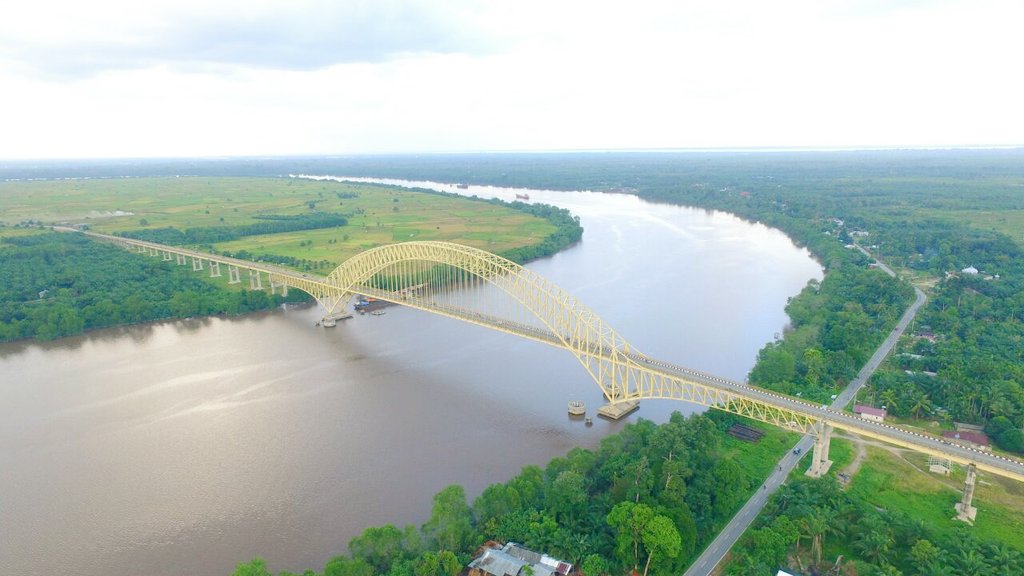 Jembatan Sultan Abdul Djalil Rachmad Syah di kawasan Teluk Masjid, Kabupaten Siak, Riau. Panjang 250 meter.
